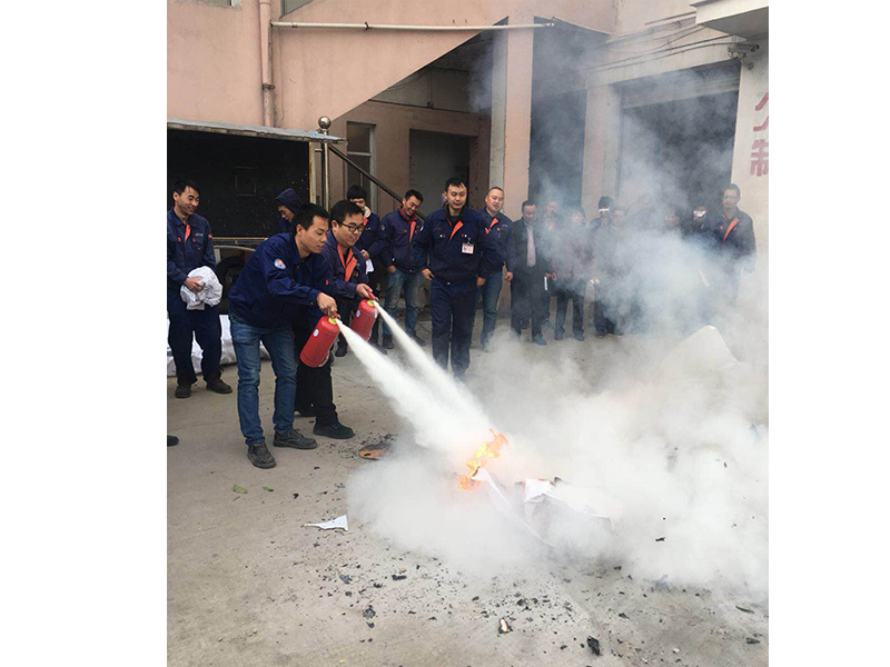 12月9日上午，多佳维全体员工参加了公司2017年度消防演练