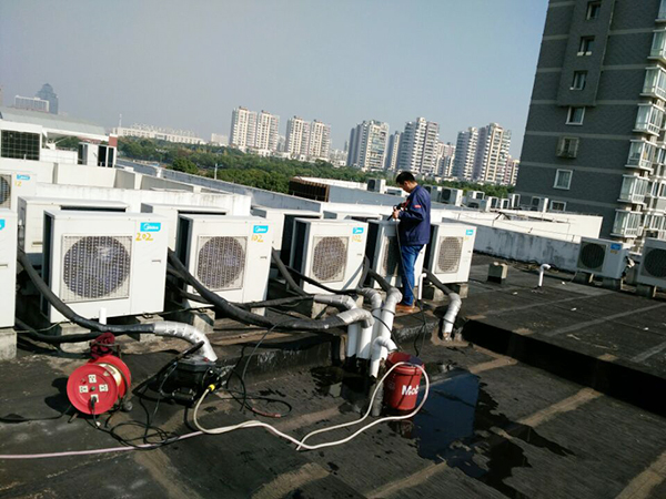 多佳维空调系统运维服务中心空调系统清洗实拍&mdash;室外机清洗 