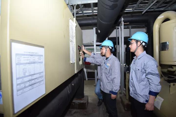 多佳维空调系统运维服务中心工作人员对维保设备进行检修