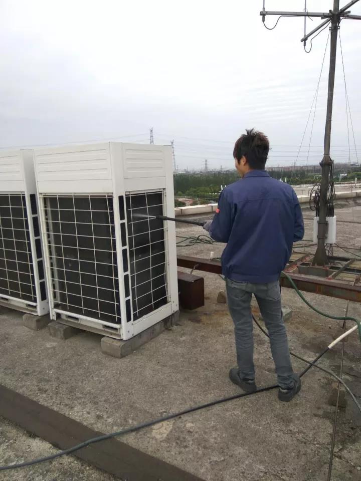 多佳维空调系统运维服务中心开展中央空调的清洗保养工作