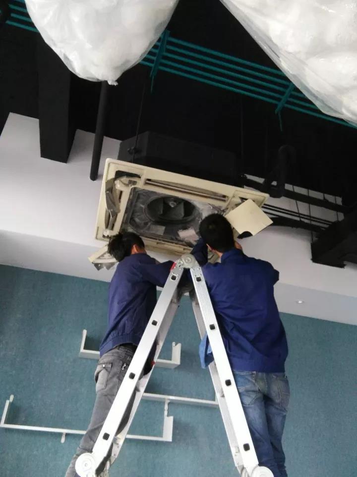 多佳维空调系统运维服务中心开展中央空调的清洗保养工作实拍
