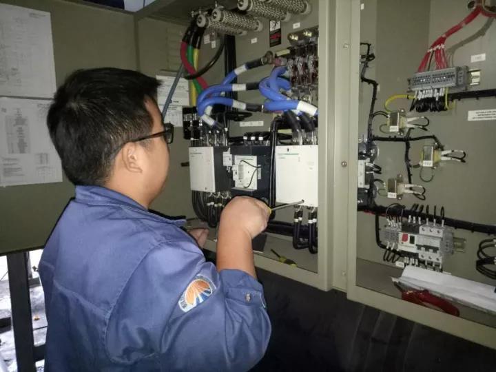 多佳维空调系统运维服务中心工作人员对维保单位进行秋季保养