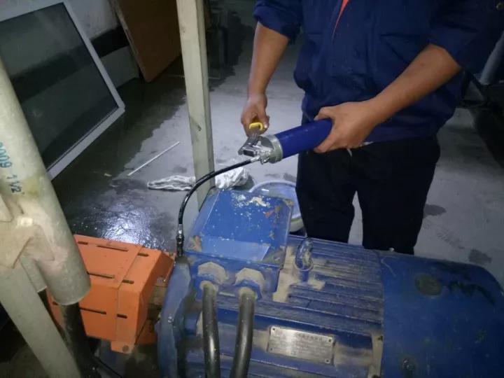 多佳维空调系统运维服务中心工作人员对维保单位进行秋季保养实拍