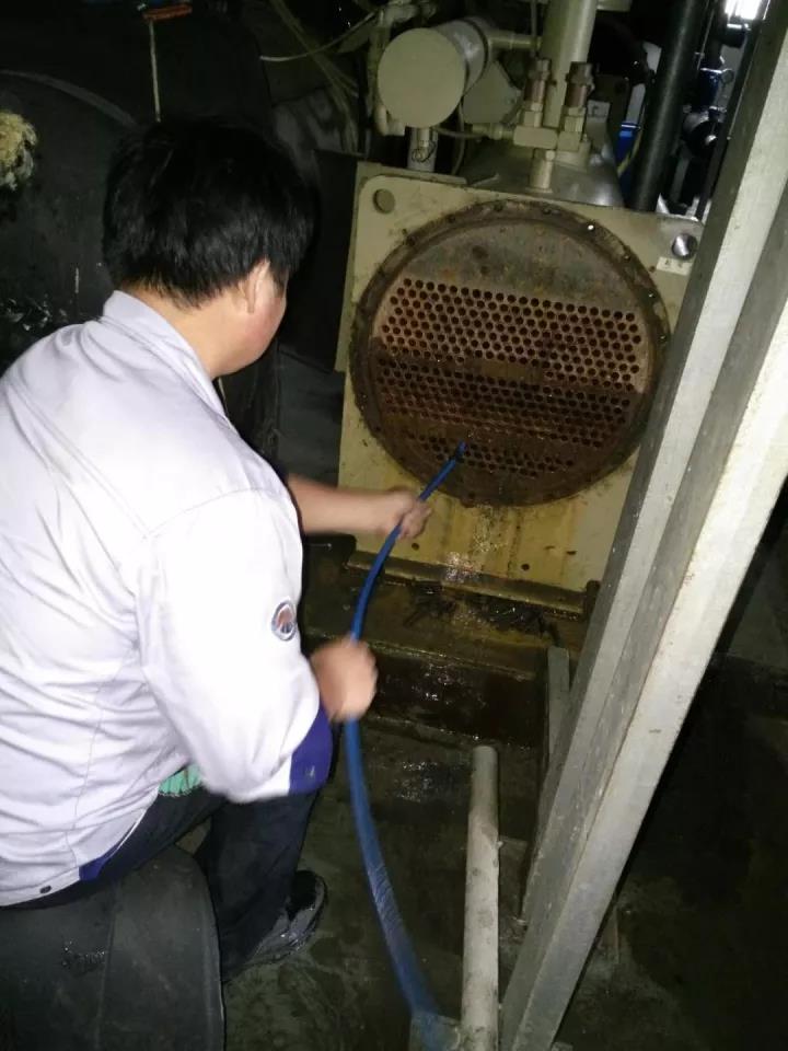 多佳维空调系统运维服务中心工作人员对维保单位进行秋季保养实拍图