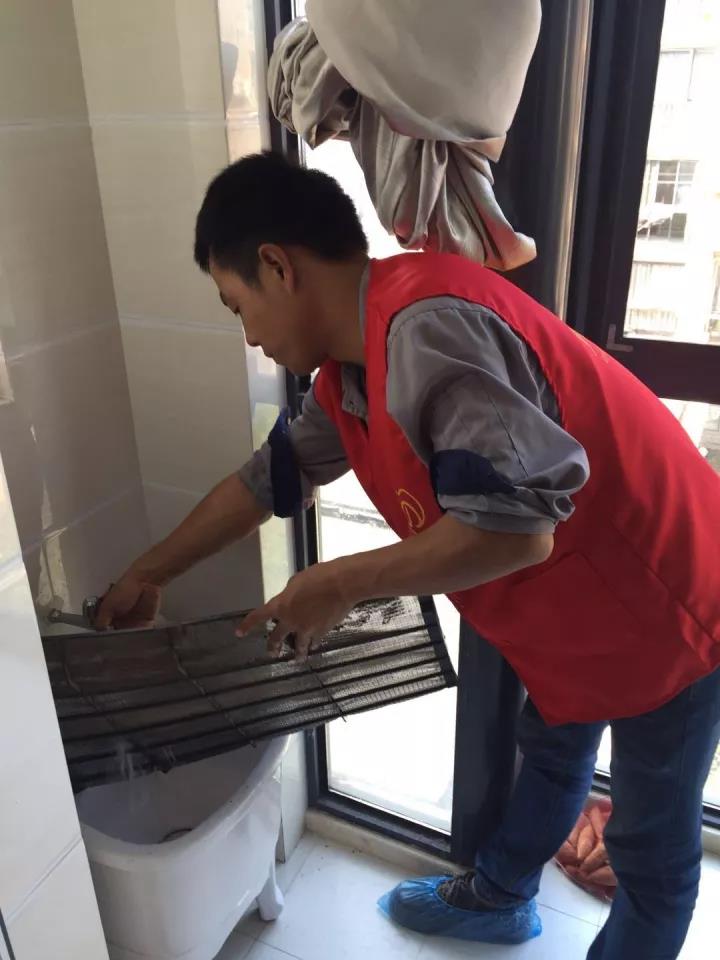 爱心社员为老人提供免费的空调维修清洗服务