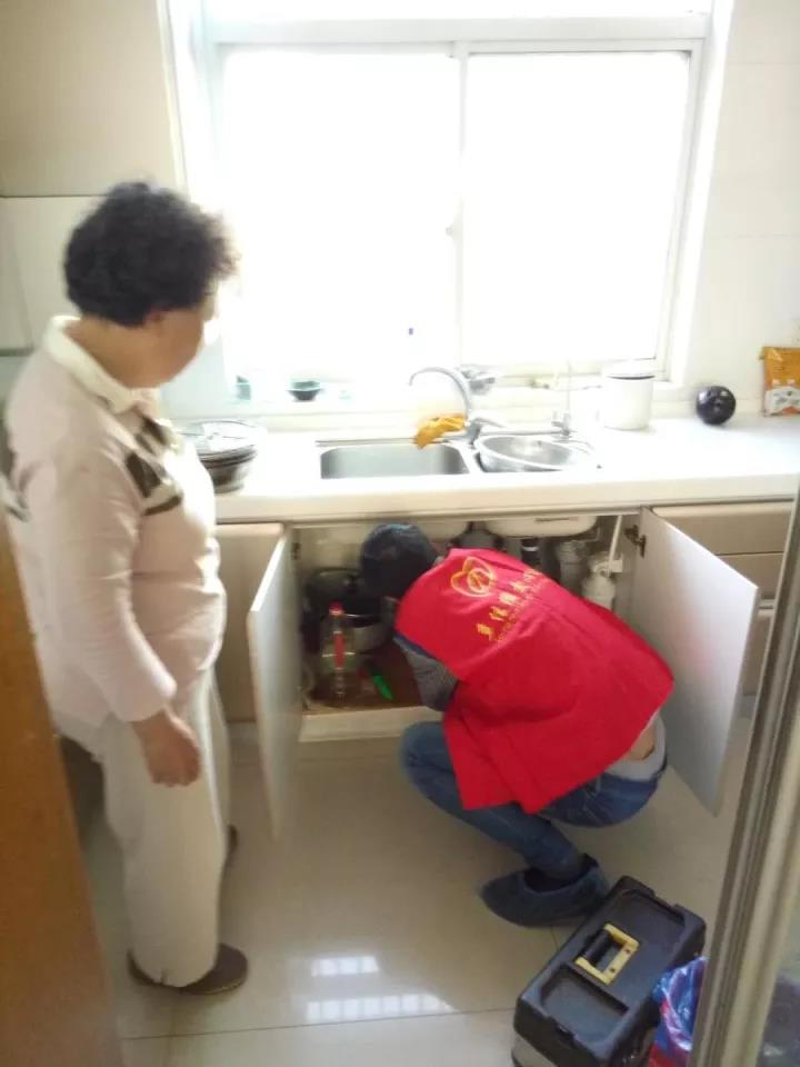 爱心社员为老人提供免费的水电监测服务