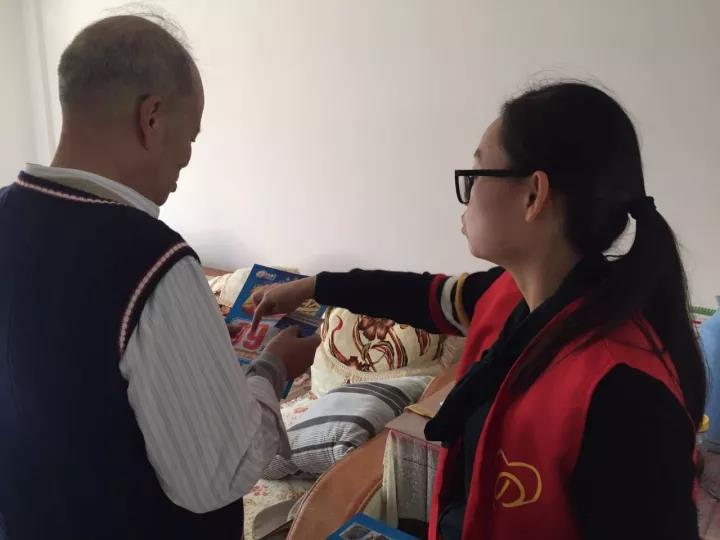 爱心社员为老人送去小礼品和服务卡
