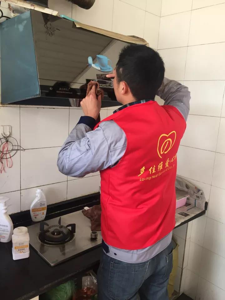 此次暖巢行动中为失独家庭提供爱心志愿服务现场