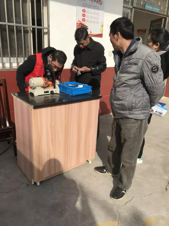 此次暖巢行动中为失独家庭提供爱心志愿服务现场图