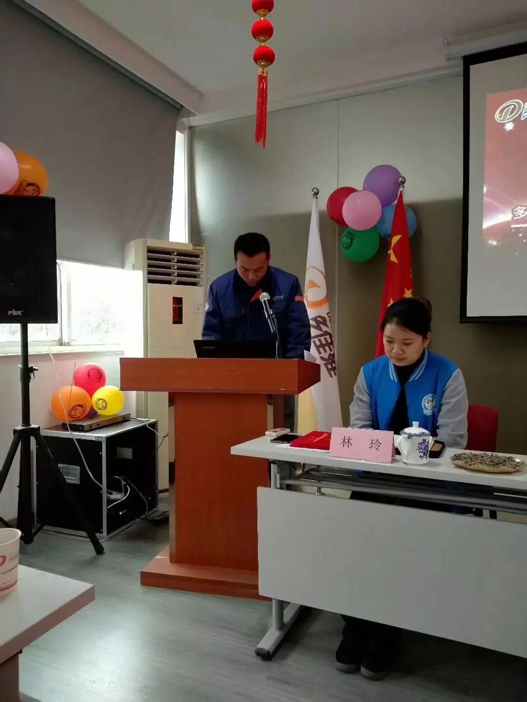 先进代表齐飞上台发言